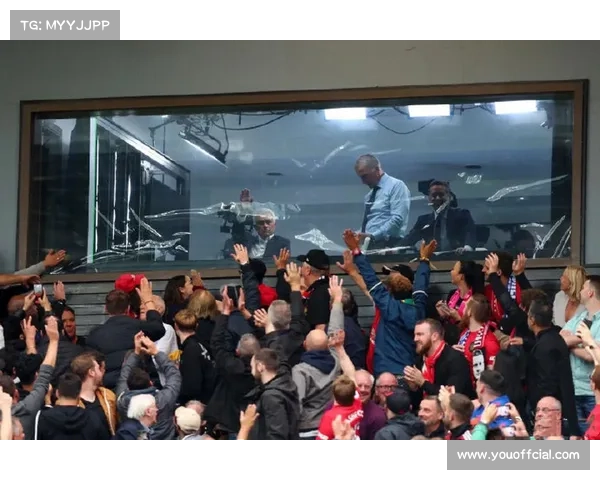 穆里尼奥赛前与球迷互动，罗马奥林匹克球场爆满